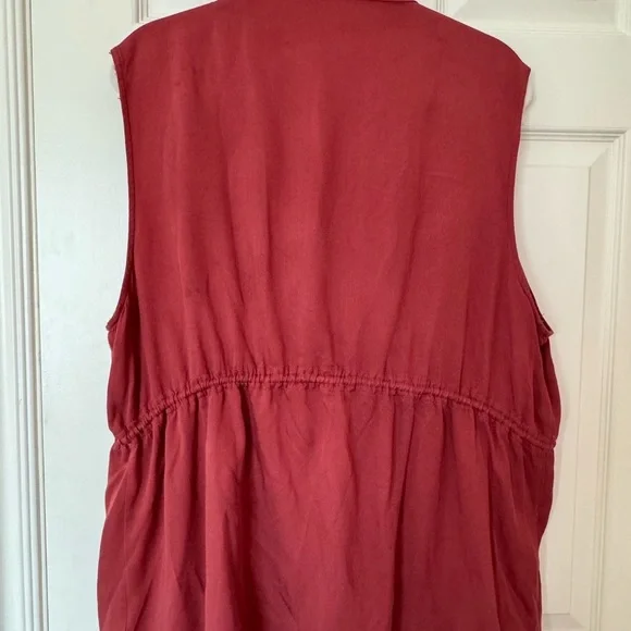 Entro Red Sleeveless Vest with Stand-Up Collar - Picture 4 of 6